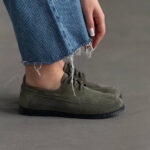 Анатомічні оливкові лофери із замші